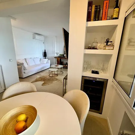 아파트 Elegant Beachfront Escape Private & Peaceful