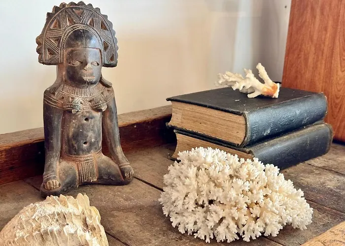 Apartman Elegant Beachfront Escape Private & Peaceful