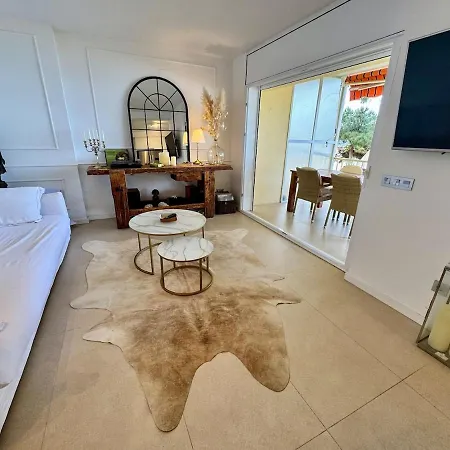 Lejlighed Elegant Beachfront Escape Private & Peaceful Cambrils