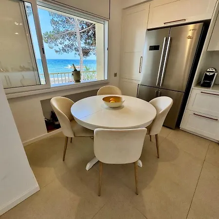 Lejlighed Elegant Beachfront Escape Private & Peaceful Cambrils