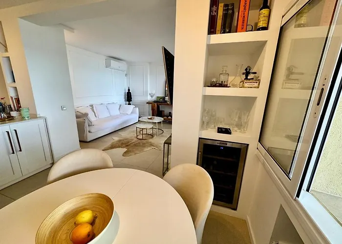 Apartment Elegant Beachfront Escape Private & Peaceful