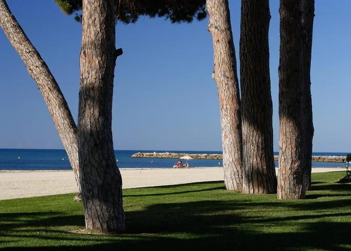 Elegant Beachfront Escape Private & Peaceful Apartment *